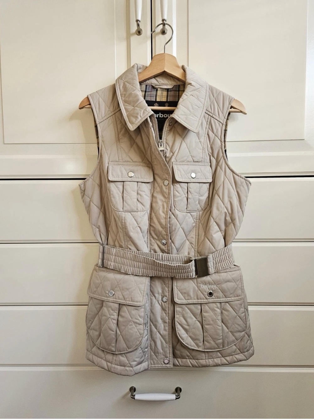Barbour Belted Defence Gilet Quilted Vest – Size US 8 UK 12 EU 38 – Beige/Cream